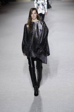 Paris, Fransa - Mart 02: Manken pist Balmain gösterisi sırasında Paris moda hafta kadın giyim Sonbahar/Kış 2018/2019 bir parçası olarak 2 Mart 2018 Paris, Fransa'da yürür.
