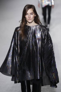 Paris, Fransa - Mart 02: Manken pist Balmain gösterisi sırasında Paris moda hafta kadın giyim Sonbahar/Kış 2018/2019 bir parçası olarak 2 Mart 2018 Paris, Fransa'da yürür.