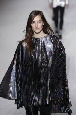 Paris, Fransa - Mart 02: Manken pist Balmain gösterisi sırasında Paris moda hafta kadın giyim Sonbahar/Kış 2018/2019 bir parçası olarak 2 Mart 2018 Paris, Fransa'da yürür.