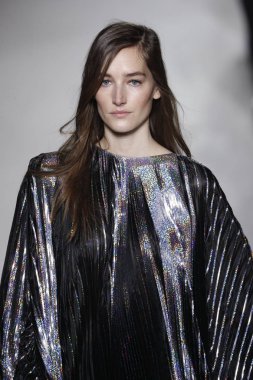 Paris, Fransa - Mart 02: Manken pist Balmain gösterisi sırasında Paris moda hafta kadın giyim Sonbahar/Kış 2018/2019 bir parçası olarak 2 Mart 2018 Paris, Fransa'da yürür.