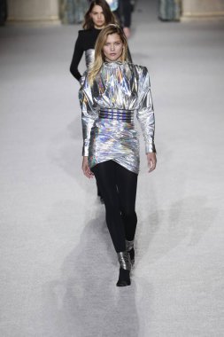 Paris, Fransa - Mart 02: Manken pist Balmain gösterisi sırasında Paris moda hafta kadın giyim Sonbahar/Kış 2018/2019 bir parçası olarak 2 Mart 2018 Paris, Fransa'da yürür.