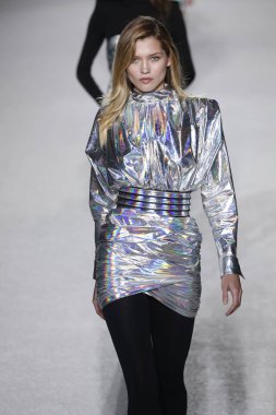 Paris, Fransa - Mart 02: Manken pist Balmain gösterisi sırasında Paris moda hafta kadın giyim Sonbahar/Kış 2018/2019 bir parçası olarak 2 Mart 2018 Paris, Fransa'da yürür.