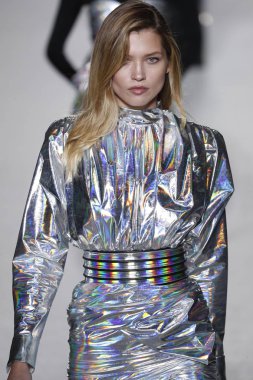 Paris, Fransa - Mart 02: Manken pist Balmain gösterisi sırasında Paris moda hafta kadın giyim Sonbahar/Kış 2018/2019 bir parçası olarak 2 Mart 2018 Paris, Fransa'da yürür.