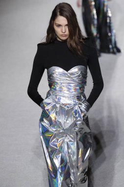 Paris, Fransa - Mart 02: Manken pist Balmain gösterisi sırasında Paris moda hafta kadın giyim Sonbahar/Kış 2018/2019 bir parçası olarak 2 Mart 2018 Paris, Fransa'da yürür.