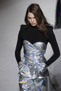 Paris, Fransa - Mart 02: Manken pist Balmain gösterisi sırasında Paris moda hafta kadın giyim Sonbahar/Kış 2018/2019 bir parçası olarak 2 Mart 2018 Paris, Fransa'da yürür.