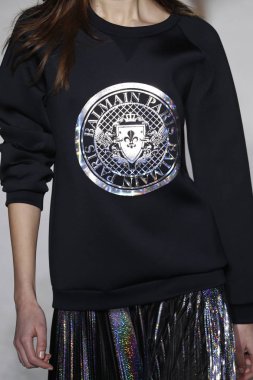 Paris, Fransa - Mart 02: Manken pist Balmain gösterisi sırasında Paris moda hafta kadın giyim Sonbahar/Kış 2018/2019 bir parçası olarak 2 Mart 2018 Paris, Fransa'da yürür.
