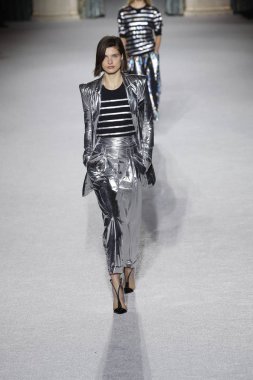 Paris, Fransa - Mart 02: Manken pist Balmain gösterisi sırasında Paris moda hafta kadın giyim Sonbahar/Kış 2018/2019 bir parçası olarak 2 Mart 2018 Paris, Fransa'da yürür.