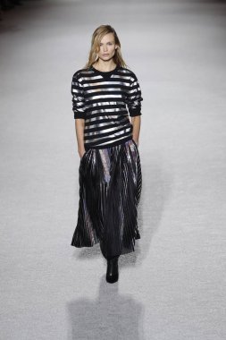 Paris, Fransa - Mart 02: Manken pist Balmain gösterisi sırasında Paris moda hafta kadın giyim Sonbahar/Kış 2018/2019 bir parçası olarak 2 Mart 2018 Paris, Fransa'da yürür.