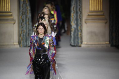 Paris, Fransa - Mart 02: Modelleri pist finale Balmain gösterisi sırasında bölümü, Paris moda hafta kadın giyim Sonbahar/Kış 2018/2019 olarak 2 Mart 2018 Paris, Fransa'da walk on.