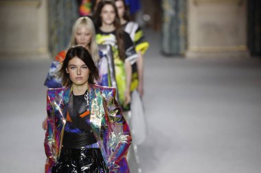 Paris, Fransa - Mart 02: Modelleri pist finale Balmain gösterisi sırasında bölümü, Paris moda hafta kadın giyim Sonbahar/Kış 2018/2019 olarak 2 Mart 2018 Paris, Fransa'da walk on.