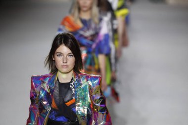 Paris, Fransa - Mart 02: Modelleri pist finale Balmain gösterisi sırasında bölümü, Paris moda hafta kadın giyim Sonbahar/Kış 2018/2019 olarak 2 Mart 2018 Paris, Fransa'da walk on.