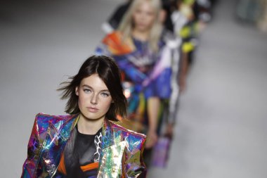 Paris, Fransa - Mart 02: Modelleri pist finale Balmain gösterisi sırasında bölümü, Paris moda hafta kadın giyim Sonbahar/Kış 2018/2019 olarak 2 Mart 2018 Paris, Fransa'da walk on.