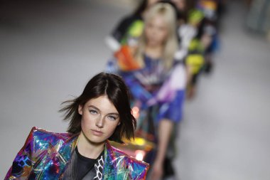 Paris, Fransa - Mart 02: Modelleri pist finale Balmain gösterisi sırasında bölümü, Paris moda hafta kadın giyim Sonbahar/Kış 2018/2019 olarak 2 Mart 2018 Paris, Fransa'da walk on.