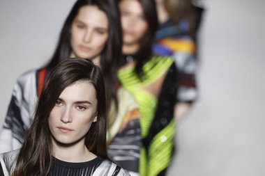 Paris, Fransa - Mart 02: Modelleri pist finale Balmain gösterisi sırasında bölümü, Paris moda hafta kadın giyim Sonbahar/Kış 2018/2019 olarak 2 Mart 2018 Paris, Fransa'da walk on.