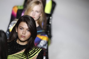 Paris, Fransa - Mart 02: Modelleri pist finale Balmain gösterisi sırasında bölümü, Paris moda hafta kadın giyim Sonbahar/Kış 2018/2019 olarak 2 Mart 2018 Paris, Fransa'da walk on.