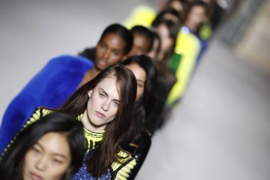 Paris, Fransa - Mart 02: Modelleri pist finale Balmain gösterisi sırasında bölümü, Paris moda hafta kadın giyim Sonbahar/Kış 2018/2019 olarak 2 Mart 2018 Paris, Fransa'da walk on.