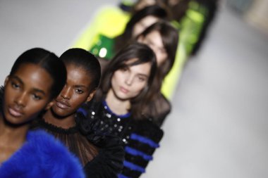 Paris, Fransa - Mart 02: Modelleri pist finale Balmain gösterisi sırasında bölümü, Paris moda hafta kadın giyim Sonbahar/Kış 2018/2019 olarak 2 Mart 2018 Paris, Fransa'da walk on.