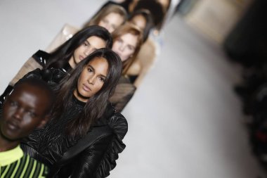 Paris, Fransa - Mart 02: Modelleri pist finale Balmain gösterisi sırasında bölümü, Paris moda hafta kadın giyim Sonbahar/Kış 2018/2019 olarak 2 Mart 2018 Paris, Fransa'da walk on.
