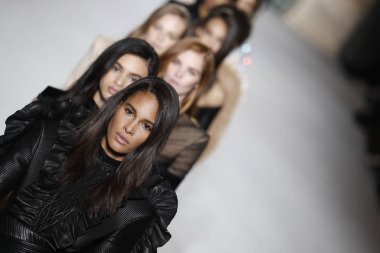 Paris, Fransa - Mart 02: Modelleri pist finale Balmain gösterisi sırasında bölümü, Paris moda hafta kadın giyim Sonbahar/Kış 2018/2019 olarak 2 Mart 2018 Paris, Fransa'da walk on.