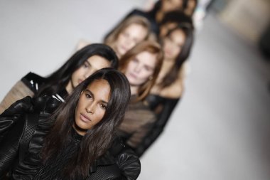 Paris, Fransa - Mart 02: Modelleri pist finale Balmain gösterisi sırasında bölümü, Paris moda hafta kadın giyim Sonbahar/Kış 2018/2019 olarak 2 Mart 2018 Paris, Fransa'da walk on.
