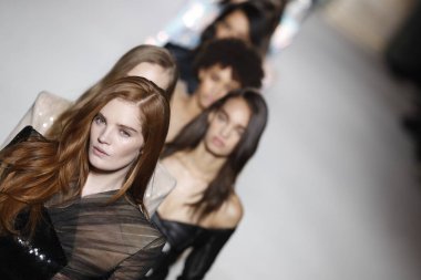 Paris, Fransa - Mart 02: Modelleri pist finale Balmain gösterisi sırasında bölümü, Paris moda hafta kadın giyim Sonbahar/Kış 2018/2019 olarak 2 Mart 2018 Paris, Fransa'da walk on.