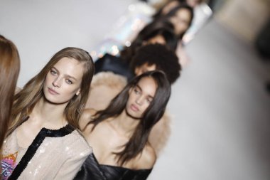 Paris, Fransa - Mart 02: Modelleri pist finale Balmain gösterisi sırasında bölümü, Paris moda hafta kadın giyim Sonbahar/Kış 2018/2019 olarak 2 Mart 2018 Paris, Fransa'da walk on.