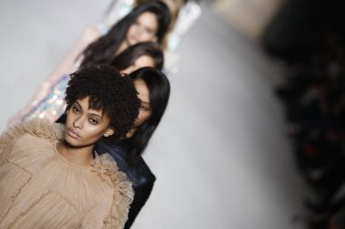 Paris, Fransa - Mart 02: Modelleri pist finale Balmain gösterisi sırasında bölümü, Paris moda hafta kadın giyim Sonbahar/Kış 2018/2019 olarak 2 Mart 2018 Paris, Fransa'da walk on.
