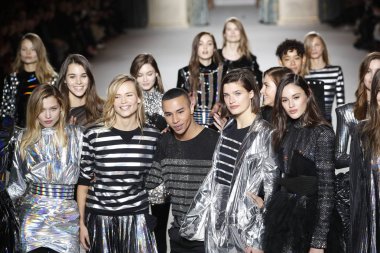 Paris, Fransa - Mart 02: Olivier Rousteing ve modelleri pist üzerinde 2 Mart 2018 Paris, Fransa, Paris moda hafta kadın giyim Sonbahar/Kış 2018/2019 bir parçası olarak Balmain gösterinin finali sırasında yürümek.