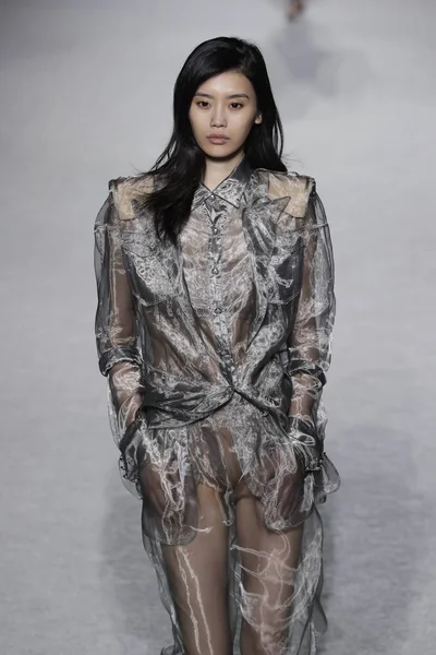 Paris, Fransa - Mart 02: Manken pist Balmain gösterisi sırasında Paris moda hafta kadın giyim Sonbahar/Kış 2018/2019 bir parçası olarak 2 Mart 2018 Paris, Fransa'da yürür.