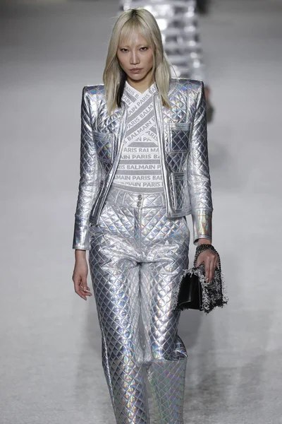 Paris Francja Mar Model Spacery Pasa Startowego Podczas Pokazu Balmain — Zdjęcie stockowe