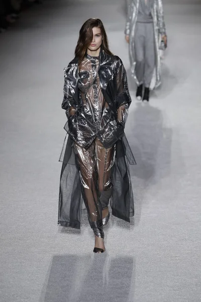 3月02日 一个模型走跑道在巴尔曼节目期间作为巴黎时尚周的一部分女装秋天或冬天2018 2019 在2018年3月2日在巴黎 — 图库照片