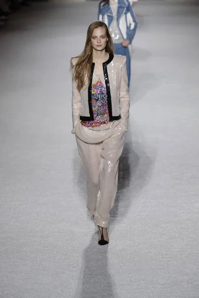Paris, Fransa - Mart 02: Manken pist Balmain gösterisi sırasında Paris moda hafta kadın giyim Sonbahar/Kış 2018/2019 bir parçası olarak 2 Mart 2018 Paris, Fransa'da yürür.
