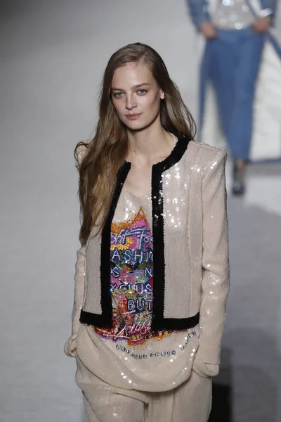 Paris, Fransa - Mart 02: Manken pist Balmain gösterisi sırasında Paris moda hafta kadın giyim Sonbahar/Kış 2018/2019 bir parçası olarak 2 Mart 2018 Paris, Fransa'da yürür.