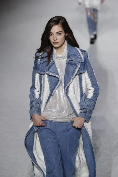 Paris França Março Modelo Caminha Pista Durante Desfile Balmain Como — Fotografia de Stock