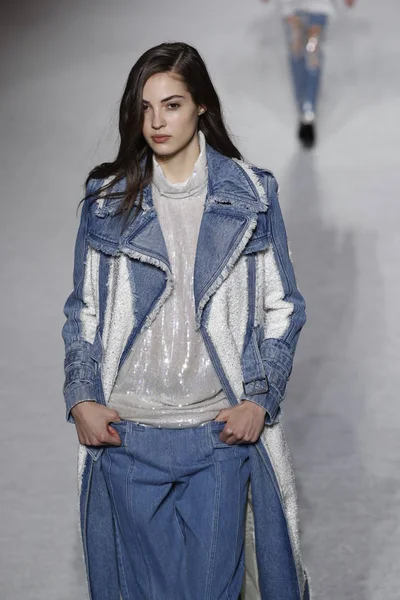 Paris, Fransa - Mart 02: Manken pist Balmain gösterisi sırasında Paris moda hafta kadın giyim Sonbahar/Kış 2018/2019 bir parçası olarak 2 Mart 2018 Paris, Fransa'da yürür.