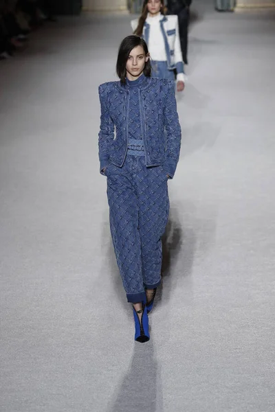 Paris, Fransa - Mart 02: Manken pist Balmain gösterisi sırasında Paris moda hafta kadın giyim Sonbahar/Kış 2018/2019 bir parçası olarak 2 Mart 2018 Paris, Fransa'da yürür.
