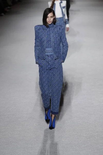 Paris, Fransa - Mart 02: Manken pist Balmain gösterisi sırasında Paris moda hafta kadın giyim Sonbahar/Kış 2018/2019 bir parçası olarak 2 Mart 2018 Paris, Fransa'da yürür.