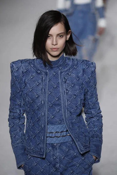 Paříž Francie Březen Model Procházky Dráhy Během Balmain Show Jako — Stock fotografie