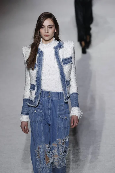 Paris França Março Modelo Caminha Pista Durante Desfile Balmain Como — Fotografia de Stock