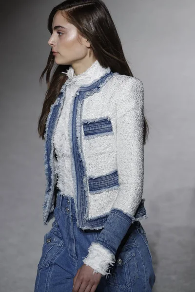 Paris, Fransa - Mart 02: Manken pist Balmain gösterisi sırasında Paris moda hafta kadın giyim Sonbahar/Kış 2018/2019 bir parçası olarak 2 Mart 2018 Paris, Fransa'da yürür.