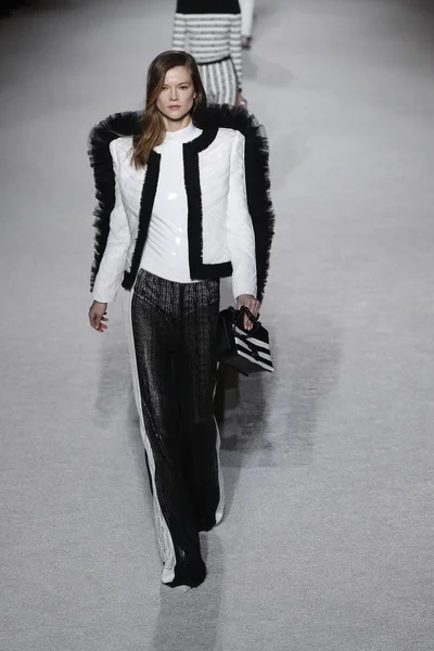 Paris, Fransa - Mart 02: Manken pist Balmain gösterisi sırasında Paris moda hafta kadın giyim Sonbahar/Kış 2018/2019 bir parçası olarak 2 Mart 2018 Paris, Fransa'da yürür.