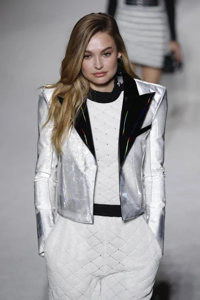Paris, Fransa - Mart 02: Manken pist Balmain gösterisi sırasında Paris moda hafta kadın giyim Sonbahar/Kış 2018/2019 bir parçası olarak 2 Mart 2018 Paris, Fransa'da yürür.