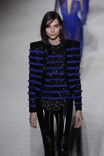 Parigi Francia Marzo Una Modella Percorre Passerella Durante Sfilata Balmain — Foto Stock