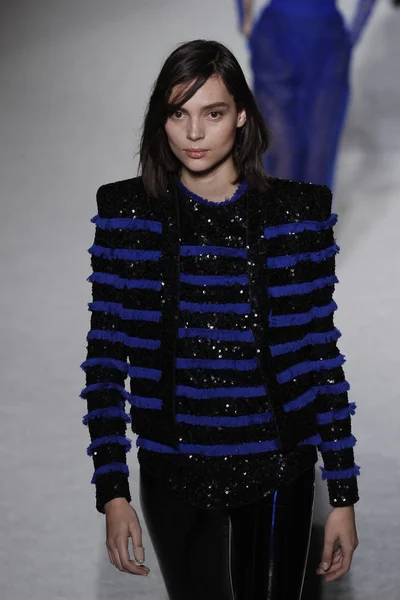 Parigi Francia Marzo Una Modella Percorre Passerella Durante Sfilata Balmain — Foto Stock