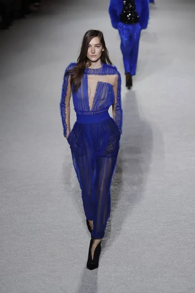 Paris, Fransa - Mart 02: Manken pist Balmain gösterisi sırasında Paris moda hafta kadın giyim Sonbahar/Kış 2018/2019 bir parçası olarak 2 Mart 2018 Paris, Fransa'da yürür.