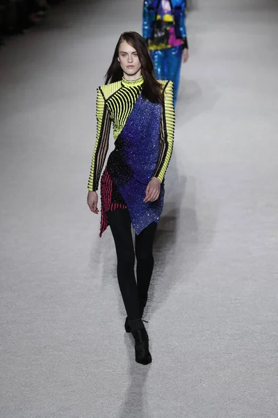 Paris, Fransa - Mart 02: Manken pist Balmain gösterisi sırasında Paris moda hafta kadın giyim Sonbahar/Kış 2018/2019 bir parçası olarak 2 Mart 2018 Paris, Fransa'da yürür.