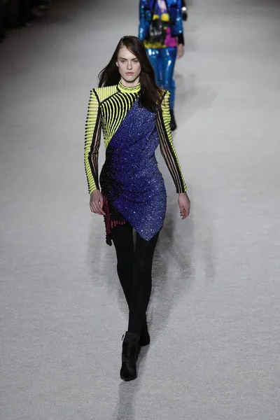 Paris, Fransa - Mart 02: Manken pist Balmain gösterisi sırasında Paris moda hafta kadın giyim Sonbahar/Kış 2018/2019 bir parçası olarak 2 Mart 2018 Paris, Fransa'da yürür.