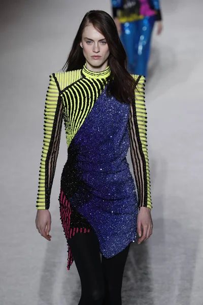 Paris, Fransa - Mart 02: Manken pist Balmain gösterisi sırasında Paris moda hafta kadın giyim Sonbahar/Kış 2018/2019 bir parçası olarak 2 Mart 2018 Paris, Fransa'da yürür.