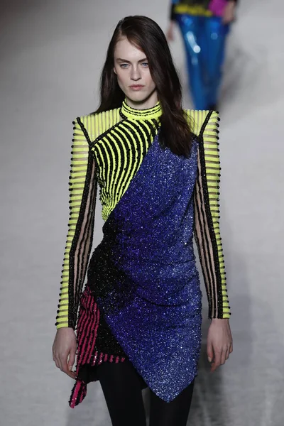 Paris, Fransa - Mart 02: Manken pist Balmain gösterisi sırasında Paris moda hafta kadın giyim Sonbahar/Kış 2018/2019 bir parçası olarak 2 Mart 2018 Paris, Fransa'da yürür.