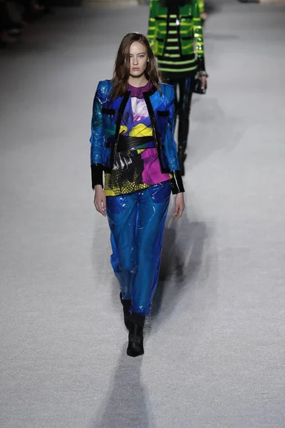 Paris, Fransa - Mart 02: Manken pist Balmain gösterisi sırasında Paris moda hafta kadın giyim Sonbahar/Kış 2018/2019 bir parçası olarak 2 Mart 2018 Paris, Fransa'da yürür.